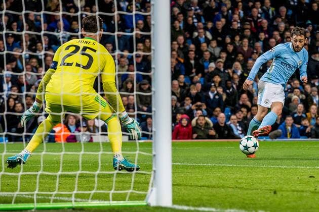MANCHESTER - Manchester City - Feyenoord , Voetbal , Seizoen 2017 2018 , Champions League , Etihad Stadium , 21-11-2017 , Manchester City speler Bernardo Silva (r) met een schot richting Feyenoord speler Brad Jones (l) Manchester City - Feyenoord  x1821774x