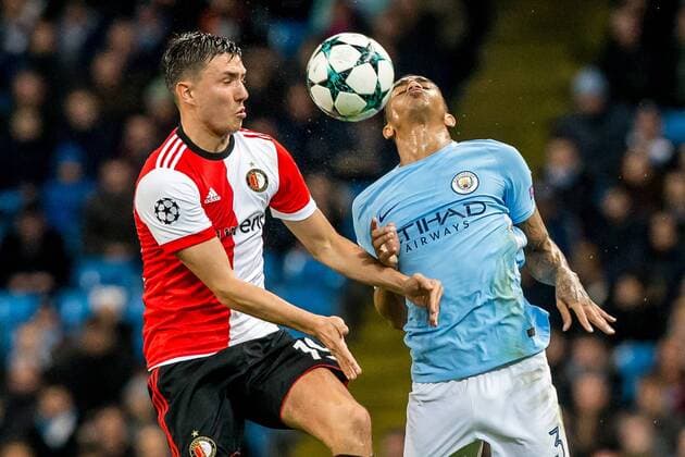 MANCHESTER - Manchester City - Feyenoord , Voetbal , Seizoen 2017 2018 , Champions League , Etihad Stadium , 21-11-2017 , Feyenoord speler Steven Berghuis (l) in duel met Manchester City speler Danilo (r) Manchester City - Feyenoord  x1821780x