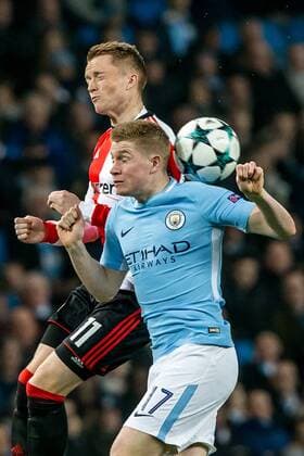 MANCHESTER - Manchester City - Feyenoord , Voetbal , Seizoen 2017 2018 , Champions League , Etihad Stadium , 21-11-2017 , Feyenoord speler Sam Larsson in kop duel met Manchester City speler Kevin De Bruyne (r) Manchester City - Feyenoord  x1821783x