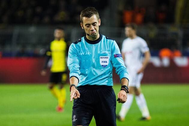 GER UEFA CL Borussia Dortmund GER vs Tottenham Hotspur ENG 21 11 2017 Signal Iduna Park Dortmund GER UEFA CL Borussia Dortmund GER vs Tottenham Hotspur ENG pictured picture shows Referee Clement Turpin gives free kick to foul Heung Min Son Tottenham 7 nordphotox xRauch nph00251