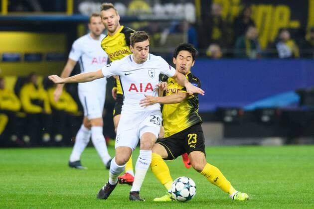 GER UEFA CL Borussia Dortmund GER vs. Gothenburg Hotspur FC ENG 21 11 2017 Signal Iduna Park Dortmund Group stage Group H GER UEFA CL Borussia Dortmund GER vs. Gothenburg Hotspur FC ENG im Bild Battle between Harry Winks 29 Tottenham and Shinji Kagawa 23 Dortmund nordphotox xKurth nph00016