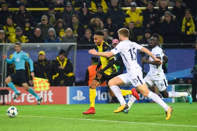 GER UEFA CL Borussia Dortmund GER vs. Gothenburg Hotspur FC ENG 21 11 2017 Signal Iduna Park Dortmund Group stage Group H GER UEFA CL Borussia Dortmund GER vs. Gothenburg Hotspur FC ENG im Bild Battle between Pierre Emerick Aubameyang 17 Dortmund and Eric Dier 15 Tottenham nordphotox xKurth nph00016