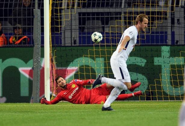 Champions League Borussia Dortmund Tottenham Hotspur 21 11 2017 Goal to the 1 1 Tottenham equalizer by Harry Kane front Tw Roman Bürki BvB on the ground HM