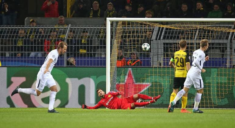 21 11 2017 Football UEFA Champions League 2017 2018 Group stage 5 Gameday Borussia Dortmund Tottenham Hotspur at Signal Iduna Park Dortmund Goal to 1 1 l l Goalkeeper Harry Kane Tottenham Hotspur Keeper Roman Bürki Dortmund Marcel Schmelzer Dortmund Christian Eriksen Tottenham Hotspur