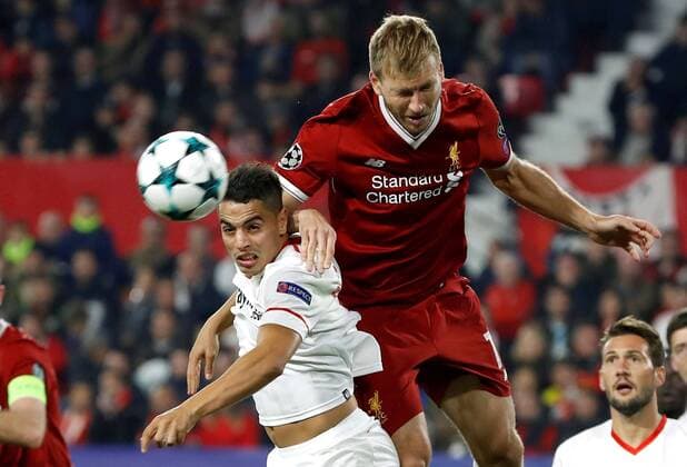 Liverpool s Stonian defender Ragnar Klvan (R) vies for the ball with Sevilla FC s Wissam Ben Yedder during the UEFA Champions League 5th round groups phase match bewteen Sevilla FC and Liverpool at the Sanchez Pizjuan stadium in Seville, Andalusia, Spain, 21 November 2017. Sevilla vs. Liverpool !ACHTUNG: NUR REDAKTIONELLE NUTZUNG!  Copyright: xJulioxMunozx SEV024 20171121-636468986566974127