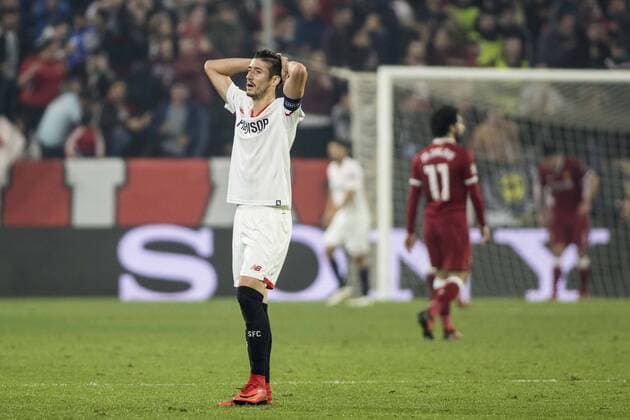 November 21, 2017 - Seville, Spain - SERGIO ESCUDERO of Sevilla (L ) laments after missing a chance at goal during the UEFA Champions League Group E soccer match between Sevilla FC and Liverpool FC at Estadio Ramon Sanchez Pizjuan Soccer 2017 - Sevilla FC vs Liverpool FC - ZUMAa142 20171121_zap_a142_017 Copyright: xDanielxGonzalezxAcunax