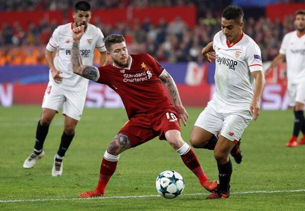 Liverpool s defender Alberto Moreno (L) vies for the ball with Sevilla FC s Wissam Ben Yedder during the UEFA Champions League 5th round groups phase match bewteen Sevilla FC and Liverpool at the Sanchez Pizjuan stadium in Seville, Andalusia, Spain, 21 November 2017. Sevilla vs. Liverpool !ACHTUNG: NUR REDAKTIONELLE NUTZUNG!  Copyright: xJulioxMunozx SEV026 20171121-636468995443774127
