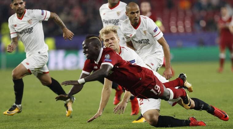 Liverpool s Sadie Mane (C) vies for the ball with Sevilla FC s Johannes Gels during the UEFA Champions League 5th round groups phase match bewteen Sevilla FC and Liverpool at the Sanchez Pizjuan stadium in Seville, Andalusia, Spain, 21 November 2017. Sevilla vs. Liverpool !ACHTUNG: NUR REDAKTIONELLE NUTZUNG!  Copyright: xJosexManuelxVidalx SEV029 20171121-636468996777574127