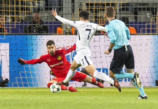 Fußball: Champions League, Saison 2017 2018, 5. Spieltag, Borussia Dortmund - Tottenham Hotspurs am 21.11.2017 im Signal Iduna Park in Dortmund (Nordrhein Westfalen). Dortmunds Torhueter Roman Bürki Buerki klärt vor Tottenhams Heung-min Son. Copyright: xKirchner DavidxInderliedx