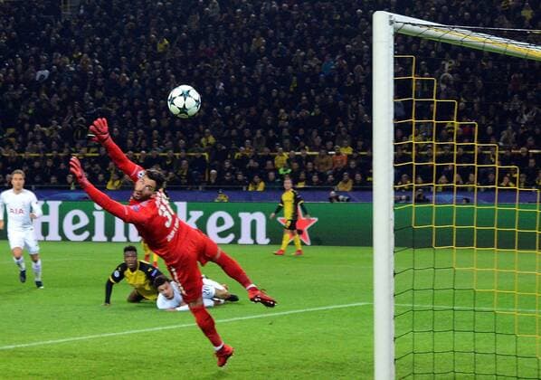 21 11 2017 xhbx Football Champions League Borussia Dortmund Tottenham Hotspur emspor v l goal scored goal to 1 2 by Heung Min Son Tottenham Hotspur Roman Buerki Borussia Dortmund Dortmund