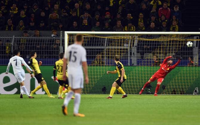Championsleague Borussia Dortmund Tottenham Hotspur 21 11 2017 Tottenhams goal scored by Heung Min Son on the left Re Tw Roman Bürki BvB stretches in vain HM