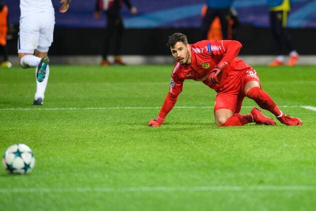GER UEFA CL Borussia Dortmund GER vsÊTottenham Hotspur FC ENG 21 11 2017 Signal Iduna Park Dortmund Group stage Group H GER UEFA CL Borussia Dortmund GER vsÊTottenham Hotspur FC ENG in the picture Roman Bürki Buerki 38 Dortmund looks ball 1 2 Tottenham nordphotox xKurth nph00016
