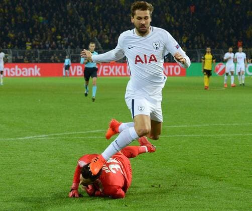 21 11 2017 xhbx Football Champions League Borussia Dortmund Tottenham Hotspur emspor v Fernando Llorente Tottenham Hotspur Roman Buerki Borussia Dortmund injured injury Dortmund