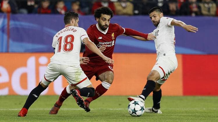 Liverpool s Egyptian striker Mohamed Salah (C) vies for the ball with Sevilla s defender Sergio Escudero (L) and striker Manuel Agudo Nolito during the UEFA Champions League 5th round groups phase match bewteen Sevilla FC and Liverpool at the Sanchez Pizjuan stadium in Seville, Andalusia, Spain, 21 November 2017. Sevilla vs. Liverpool !ACHTUNG: NUR REDAKTIONELLE NUTZUNG!  Copyright: xJosexManuelxVidalx SEV036 20171121-636469007036134127