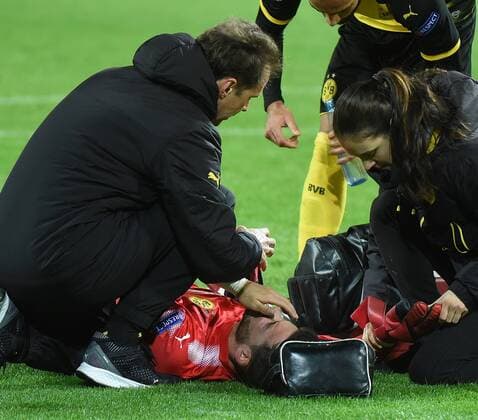 21 11 2017 xhbx football Champions League Borussia Dortmund Tottenham Hotspur emspor v l Roman Buerki Borussia Dortmund injured injury Dortmund