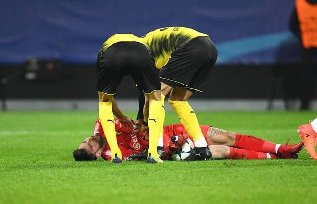 21 11 2017 Football Champions League Season 2017 2018 Preliminary Round 5 Matchday Borussia Dortmund Tottenham Hotspur injury Goalkeeper Roman Buerki Roman Bürki Borussia Dortmund Team2
