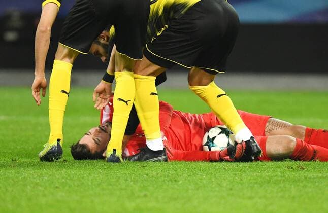 21 11 2017 Football Champions League Season 2017 2018 Preliminary Round 5 Matchday Borussia Dortmund Tottenham Hotspur injury Goalkeeper Roman Buerki Roman Bürki Borussia Dortmund Team2