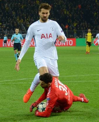 21 11 2017 xhbx Football Champions League Borussia Dortmund Tottenham Hotspur emspor v Fernando Llorente Tottenham Hotspur Roman Buerki Borussia Dortmund injured injury Dortmund