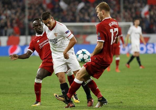Sevilla s French striker Wissam Ben Yedder (C) vies for tha ball with Liverpool s Senegalese striker Sandio Mane and Stonian defender Ragnar Klavan during the UEFA Champions League 5th round groups phase match bewteen Sevilla FC and Liverpool at the Sanchez Pizjuan stadium in Seville, Andalusia, Spain, 21 November 2017. Sevilla vs. Liverpool !ACHTUNG: NUR REDAKTIONELLE NUTZUNG!  Copyright: xJosexManuelxVidalx SEV044 20171121-636469012457134127