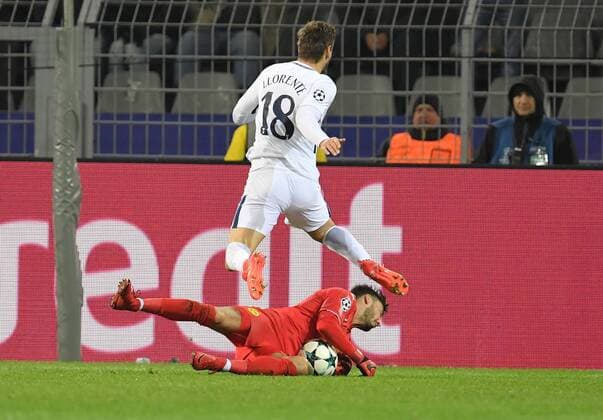 21 11 2017 Football Champions League Season 2017 2018 Preliminary Round 5 Matchday Borussia Dortmund Tottenham Hotspur injury Goalkeeper Roman Buerkis Roman Bürki Borussia Dortmund in a duel against Fernando Llorente Tottenham Hotspur Team2