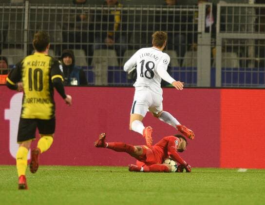 Champions League Borussia Dortmund Tottenham Hotspur 21 11 2017 Fernando Llorente Spurs flies over Tw Roma Bürki BvB injured in this action HM