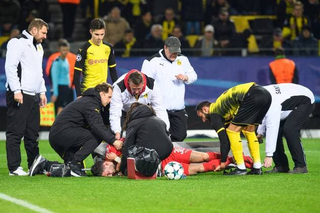 GER UEFA CL Borussia Dortmund GER vsÊTottenham Hotspur FC ENG 21 11 2017 Signal Iduna Park Dortmund Group stage Group H GER UEFA CL Borussia Dortmund GER vsÊTottenham Hotspur FC ENG pictured Goalkeeper Goalkeeper Torhueter Goalkeeper Roman Bürki Buerki 38 Dortmund injured motionless on the ground injury nordphotox xKurth nph00016
