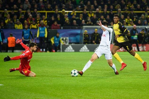GER UEFA CL Borussia Dortmund GER vsÊTottenham Hotspur FC ENG 21 11 2017 Signal Iduna Park Dortmund Group stage Group H GER UEFA CL Borussia Dortmund GER vsÊTottenham Hotspur FC ENG pictured Goalkeeper Tormann Torhueter Goalkeeper Roman Bürki Buerki 38 Dortmund parried against goal shot Heung Min Son 7 Tottenham nordphotox xKurth nph00016