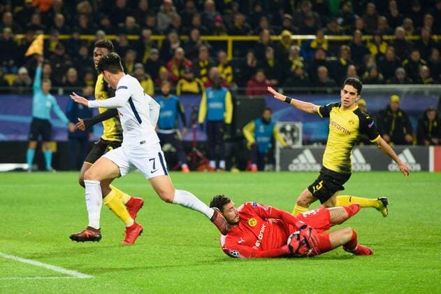 GER UEFA CL Borussia Dortmund GER vsÊTottenham Hotspur FC ENG 21 11 2017 Signal Iduna Park Dortmund Group stage Group H GER UEFA CL Borussia Dortmund GER vsÊTottenham Hotspur FC ENG pictured Goalkeeper Tormann Torhueter Goalkeeper Roman Bürki Buerki 38 Dortmund parried against goal shot Heung Min Son 7 Tottenham nordphotox xKurth nph00016