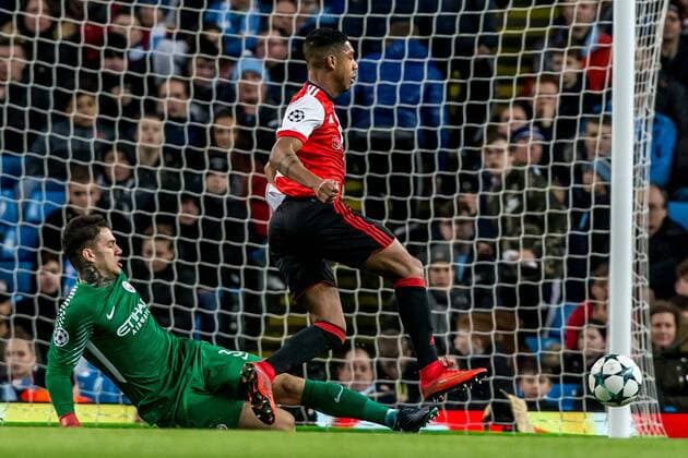 MANCHESTER - Manchester City - Feyenoord , Voetbal , Seizoen 2017 2018 , Champions League , Etihad Stadium , 21-11-2017 , eindstand 1-0 , kans van Feyenoord speler Jean-Paul Boetius (r) 1 op 1 met Manchester City keeper Ederson Manchester City - Feyenoord  x1822044x