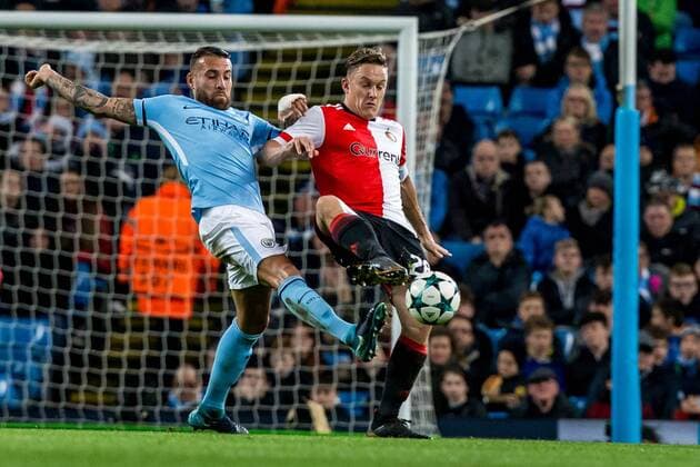MANCHESTER - Manchester City - Feyenoord , Voetbal , Seizoen 2017 2018 , Champions League , Etihad Stadium , 21-11-2017 , eindstand 1-0 , Feyenoord speler Jens Toornstra (r) in duel met Manchester City speler Nicol¡s Otamendi (l) Manchester City - Feyenoord  x1822083x