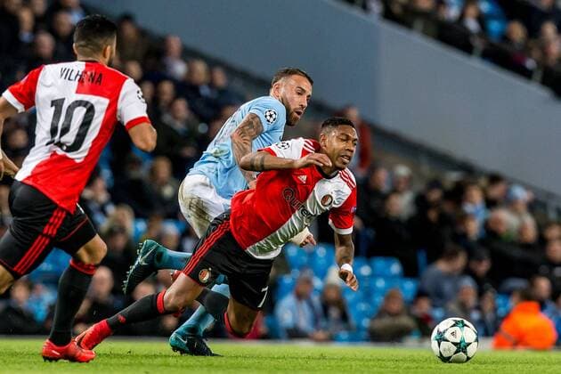 MANCHESTER - Manchester City - Feyenoord , Voetbal , Seizoen 2017 2018 , Champions League , Etihad Stadium , 21-11-2017 , eindstand 1-0 , Manchester City speler Nicol¡s Otamendi (l) in duel met Feyenoord speler Jean-Paul Boetius (r) Manchester City - Feyenoord  x1822095x