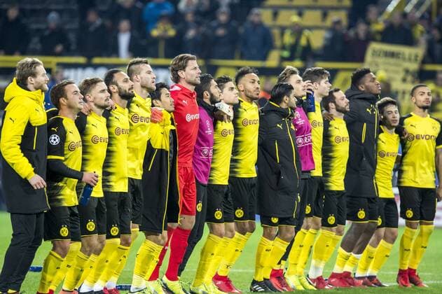 Fußball: Champions League, Saison 2017 2018, 5. Spieltag, Borussia Dortmund - Tottenham Hotspurs am 21.11.2017 im Signal Iduna Park in Dortmund (Nordrhein Westfalen). Die Mannschaft von Borussia Dortmund steht enttäuscht vor den Fans. Copyright: xKirchner DavidxInderliedx
