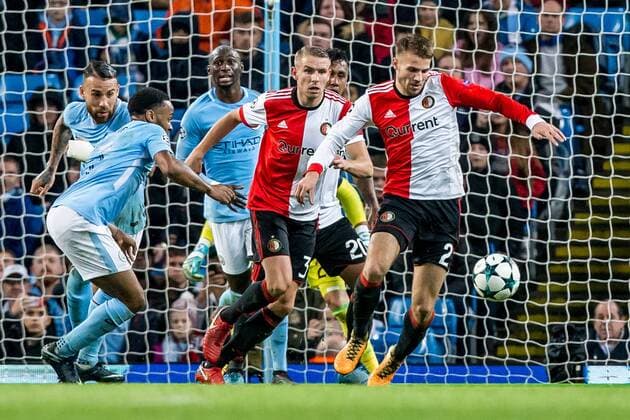 MANCHESTER - Manchester City - Feyenoord , Voetbal , Seizoen 2017 2018 , Champions League , Etihad Stadium , 21-11-2017 , eindstand 1-0 , Feyenoord speler Bart Nieuwkoop dribbelt uit een druk strafschopgebied Manchester City - Feyenoord  x1822100x