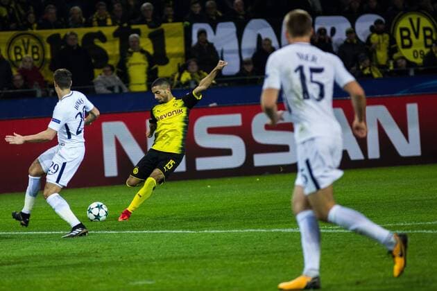 GER UEFA CL Borussia Dortmund GER vs Tottenham Hotspur ENG 21 11 2017 Signal Iduna Park Dortmund GER UEFA CL Borussia Dortmund GER vs Tottenham Hotspur ENG on picture picture shows Shot on goal Jeremy Toljan Borussia Dortmund 15 nordphotox xRauch nph00251