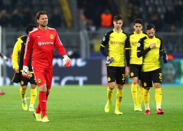 Tuesday 21 11 2017 Season 2017 2018 UEFA Champions League 5 Matchday in Dortmund Signal Iduna Park BVB 09 Borussia Dortmund Tottenham Hotspur Disappointment of Dortmund players after the final whistle Roman Weidenfeller Goalkeeper BVB Julian Weigl BVB Marc Bartra Aregall BVB and Gonzalo Castro BVB v 1