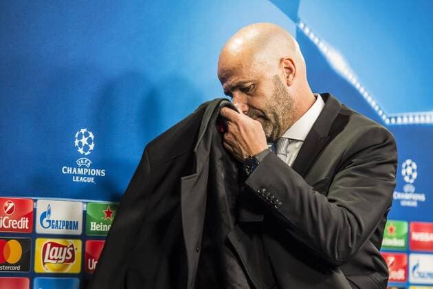 Themen der Woche - SPORT Bilder des Tages - SPORT Fußball: Champions League, Saison 2017 2018, 5. Spieltag, Borussia Dortmund - Tottenham Hotspurs am 21.11.2017 im Signal Iduna Park in Dortmund (Nordrhein Westfalen). Dortmunds Trainer Peter Bosz nimmt seinen Mantel und verlässt nach der Pressekonferenz den Raum. Copyright: xKirchner DavidxInderliedx