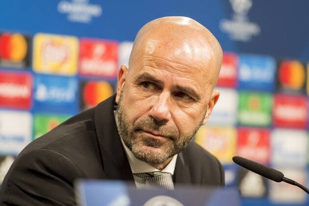 Fußball: Champions League, Saison 2017 2018, 5. Spieltag, Borussia Dortmund - Tottenham Hotspurs am 21.11.2017 im Signal Iduna Park in Dortmund (Nordrhein Westfalen). Dortmunds Trainer Peter Bosz sitzt bei der Pressekonferenz Copyright: xKirchner DavidxInderliedx