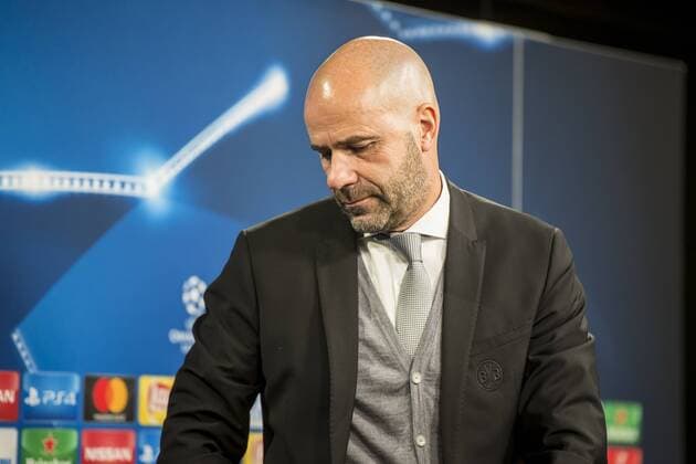 Fußball: Champions League, Saison 2017 2018, 5. Spieltag, Borussia Dortmund - Tottenham Hotspurs am 21.11.2017 im Signal Iduna Park in Dortmund (Nordrhein Westfalen). Dortmunds Trainer Peter Bosz verlässt nach der Pressekonferenz den Raum. Copyright: xKirchner DavidxInderliedx