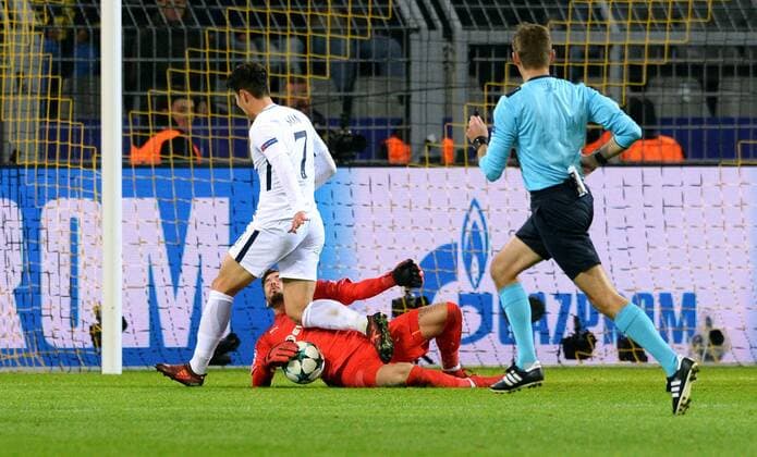 Football UEFA Champions League Men Season 2017 2018 Group H 5 Gameday Signal Iduna Park Dortmund Bor Dortmund yellow Tottenham Hotspur FC white 1 2 Roman Bürki BVB Heung Min Son Tottenham Sale