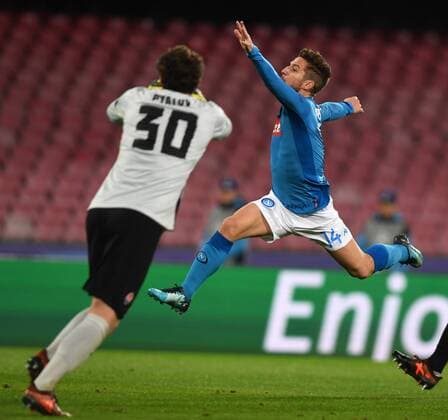 (171122) -- NAPOLI, Nov. 22, 2017 -- Napoli s Dries Mertens (L) vies with Shakhtar Donetsk s goalkeeper Andriy Pyatov during the Champions League Group F soccer match in Naples, Italy, on Nov. 21, 2017. Napoli won 3-0. ) (SP)ITALY-NAPOLI-SOCCER-UEFA CHAMPIONS LEAGUE-NAPOLI VS SHAKHTAR DONETSK AlbertoxLingria 