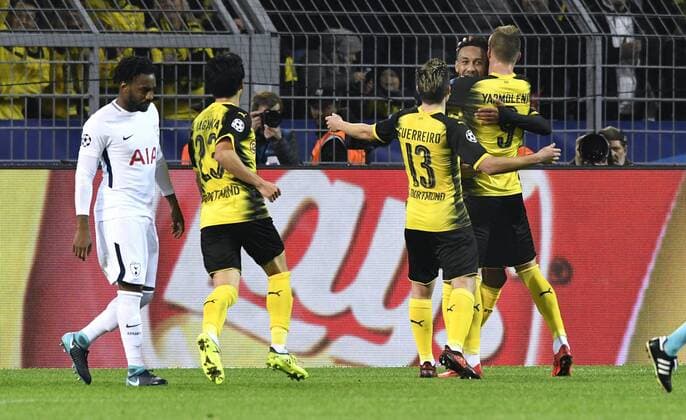 Soccer UEFA Champions League Mens Season 2017 2018 Group H 5 Gameday Signal Iduna Park Dortmund Bor Dortmund yellow Tottenham Hotspur FC white 1 2 Jubilee Pierre Emerick Aubameyang BVB after his goal to 1 0 together with Raphael Guerreiro BVB Andrey Yarmolenko BVB Shinji Kagawa BVB next to Danny Rose Tottenham cheers joy action disappointment frustration