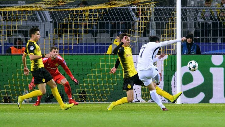 Soccer UEFA Champions League Mens Season 2017 2018 Group H 5 Gameday Signal Iduna Park Dortmund Bor Dortmund yellow Tottenham Hotspur FC white 1 2 Heung Min Son Tottenham scores the 1 2 goal against Julian Weigl BVBs Roman Bürki BVB Marc Bartra BVB action