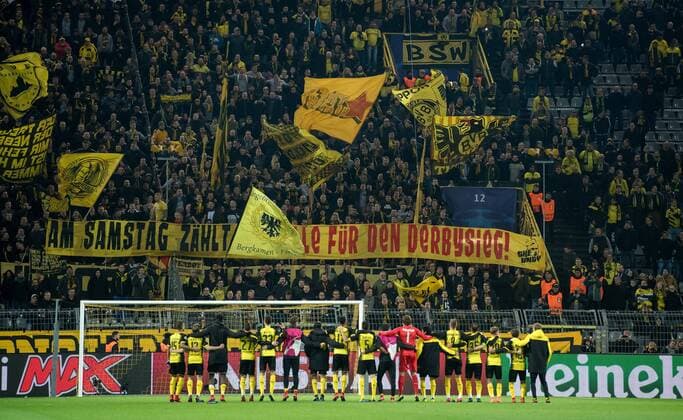 21 November 2017 Dortmund Signal Iduna Park Football UEFA Champions League Borussia Dortmund Tottenham Hotspur Dortmunds players are celebrated by the fans after the match, they display a banner. On Saturday, everyone is counting for the derby victory