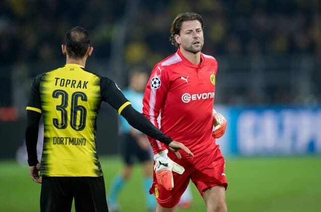 21 November 2017 Dortmund Signal Iduna Park Soccer UEFA Champions League Borussia Dortmund Tottenham Hotspur Dortmund goalkeeper Roman Weidenfeller is brought in as a substitute