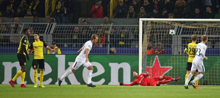 21 11 2017 Football UEFA Champions League 2017 2018 Group stage 5 Matchday Borussia Dortmund Tottenham Hotspur at Signal Iduna Park Dortmund Goal to 1 1 v Dan Axel Zagadou Dortmund Marc Bartra Aregall Dortmund Goalkeeper Harry Kane Tottenham Hotspur Keeper Roman Bürki Dortmund Marcel Schmelzer Dortmund Shinji Kagawa Dortmund