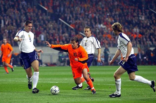 amsterdam 19 11 2003 the netherlands scotland 6 0 second game in the play off for qualification ek2004 rafael van der vaart and lee wilkie 5 the netherlands scotland kpnw200347 football