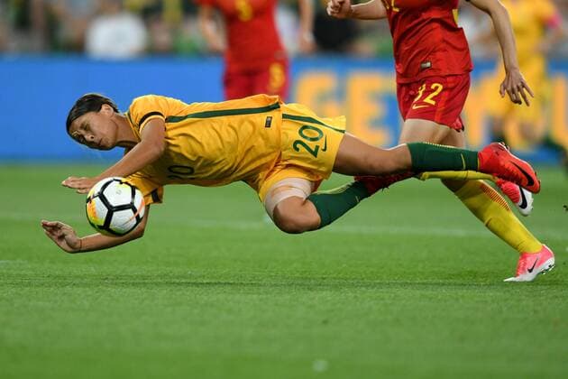 Bilder des Tages - SPORT November 22, 2017 - Melbourne, Victoria, Australia - SAM KERR (20) of Australia dives to head the ball during an International Friendly Länderspiel match between the Australian Matildas and China PR at AAMI Stadium in Melbourne, Australia. 2017 Soccer - Australia 3:0 China PR - ZUMAl303 20171122_zaf_l303_013 Copyright: xSydneyxLowx