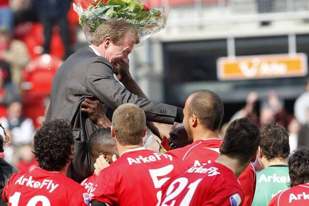 seizoen 2008 2009 , enschede , eredivisie , 03-05-2009 , twente - az , steve mcclaren gaat bop de schouders na het behalen van de tweede plek twente - az *** season 2008 2009 enschede eredivisie 03 05 2009 twente az steve mcclaren bop the shoulders after winning second place twente az football 