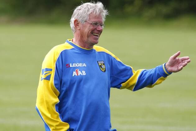 football first league sprint season first training 2009 2010 22 06 2009 jan jongbloed has fun first training vitesse