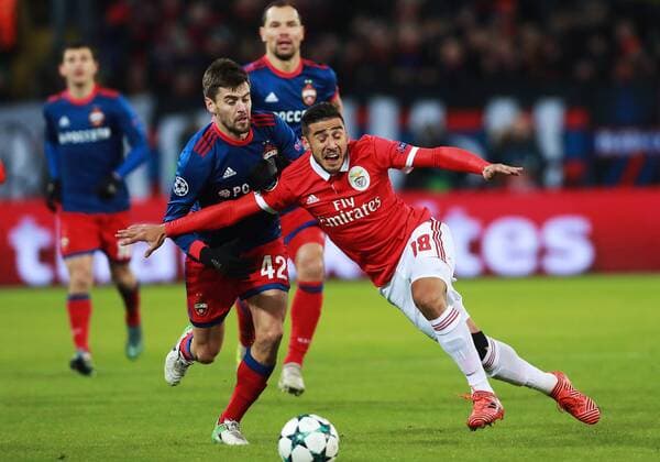 Bilder des Tages - SPORT MOSCOW, RUSSIA â€“ NOVEMBER 22, 2017: CSKA Moscow s Georgy Shchennikov and Benfica Lisbonâ€™s Eduardo Salvio (L-R front) in their 2017 18 UEFA Champions League Group A Round 5 football match at VEB Arena. Sergei Fadeichev TASS  TS06A2B3